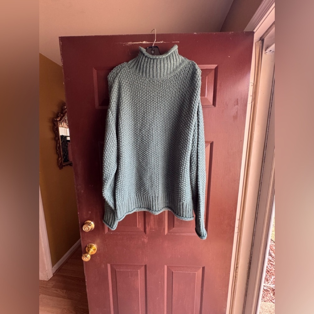 a.n.a. Green Sweater Size Large